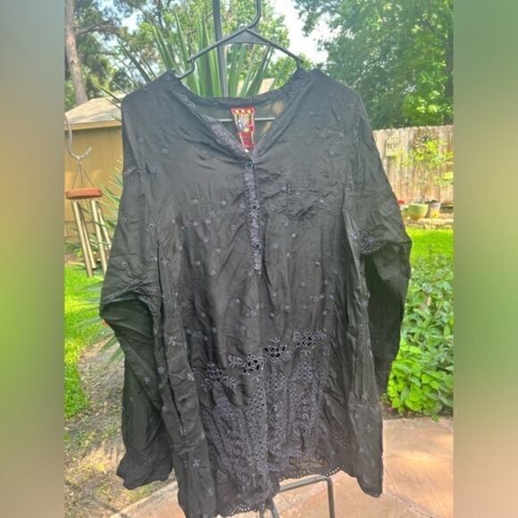 ▶️ Johnny Was ◀️ Black with blue eyelet tunic.Size Large